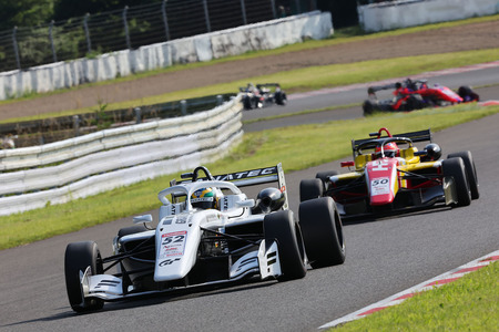 在第4轮中以第二名的顺位发车之后，弗拉加沉稳冷静地击退了第三名木村伟织的挑战