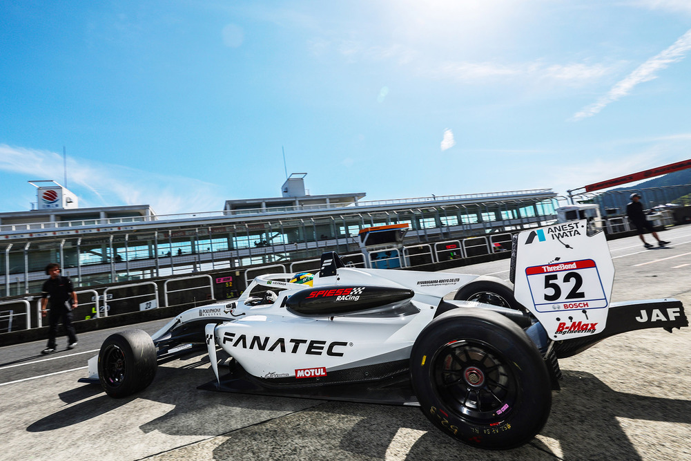 伊戈尔·大村·弗拉加驾驶着FANATEC-GRAN TURISMO with B-MAX赛车