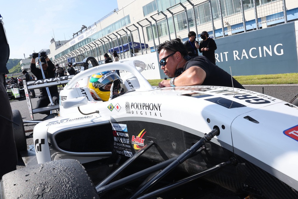 伊戈尔·大村·弗拉加与FANATEC-GRAN TURISMO with B-MAX车队主管松浦佑亮