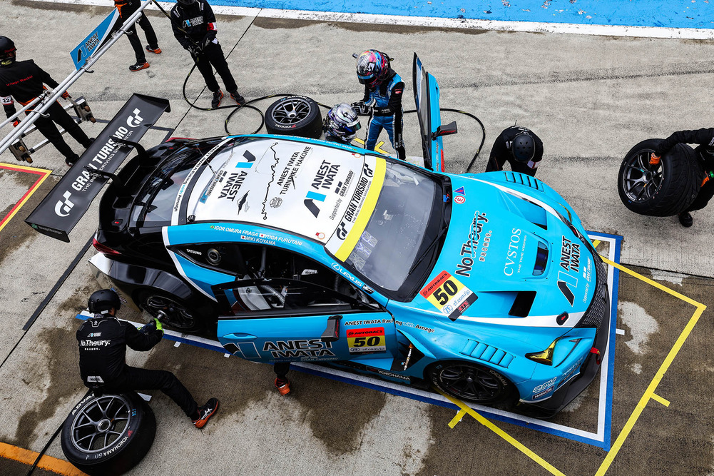 ANEST IWATA Racing RCF GT3进站更换车手。接下来将由小山美姬坐进驾驶座