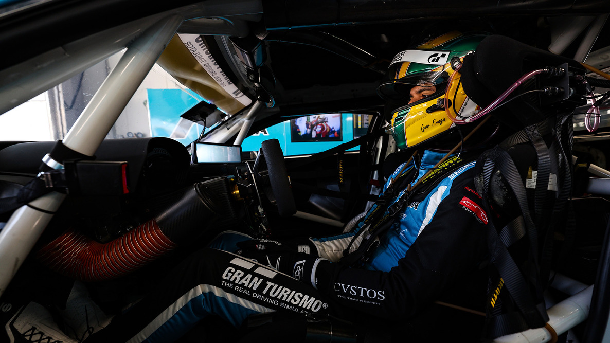 伊戈尔·弗拉加登上赛车