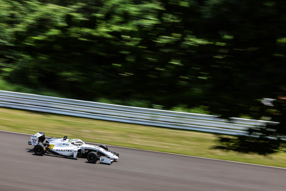 轮胎策略将在困难的第5轮比赛中起到巨大作用。尽管阻碍重重，弗拉加最终拿到第六名，获得了一个宝贵的系列赛积分