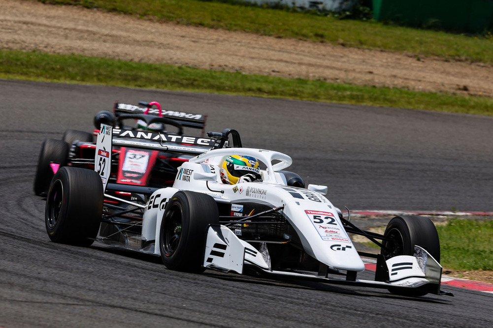 弗拉加在第6轮比赛中驾驶着52号FANATEC-GRAN TURISMO with B-MAX赛车。在守住他的第二名位置之后，他在第17圈果断出手，成功领跑