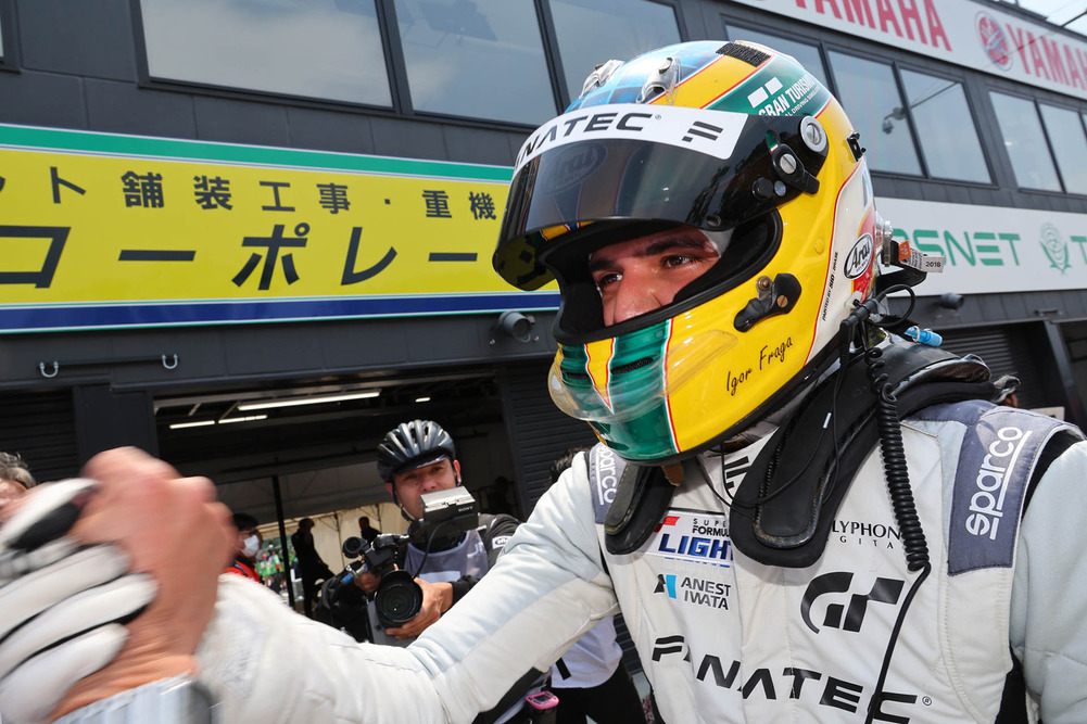 弗拉加在获得首胜后与车队分享快乐