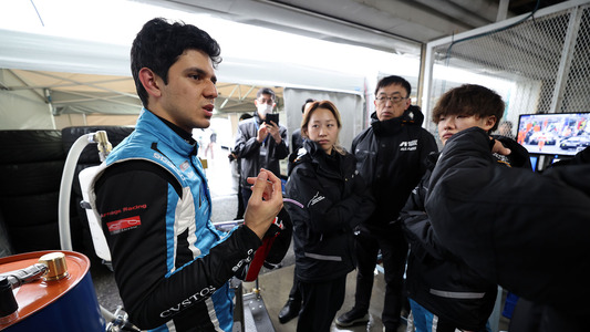 立志与队友小山美姬（中）和古谷悠河（右）搭档取得胜利