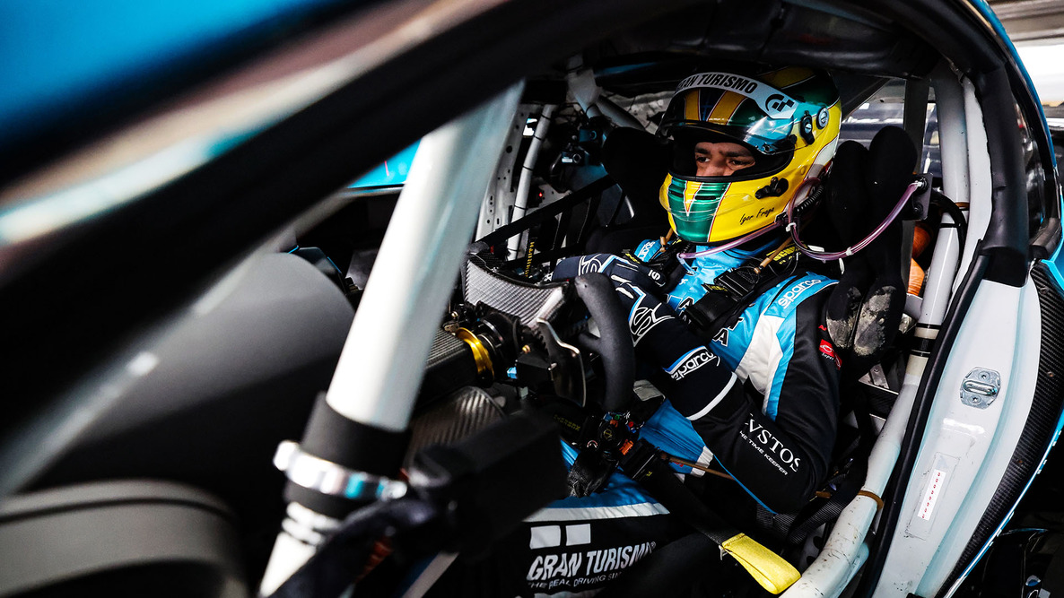 伊戈尔·大村·弗拉加钻进ANEST IWATA Racing RC F GT3的驾驶座