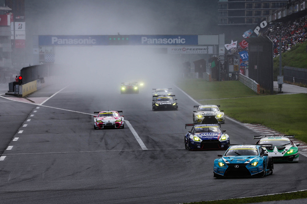 Super GT第4轮——富士高速赛道。赛道上共42辆赛车，15辆参与GT500组别，27辆参与GT300组别。与排位赛的情况截然相反，正赛在恶劣的降雨和低温天气条件下开始