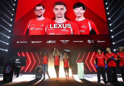 There are 3 drivers per manufacturer, and in the World Final all 3 will race as a team.