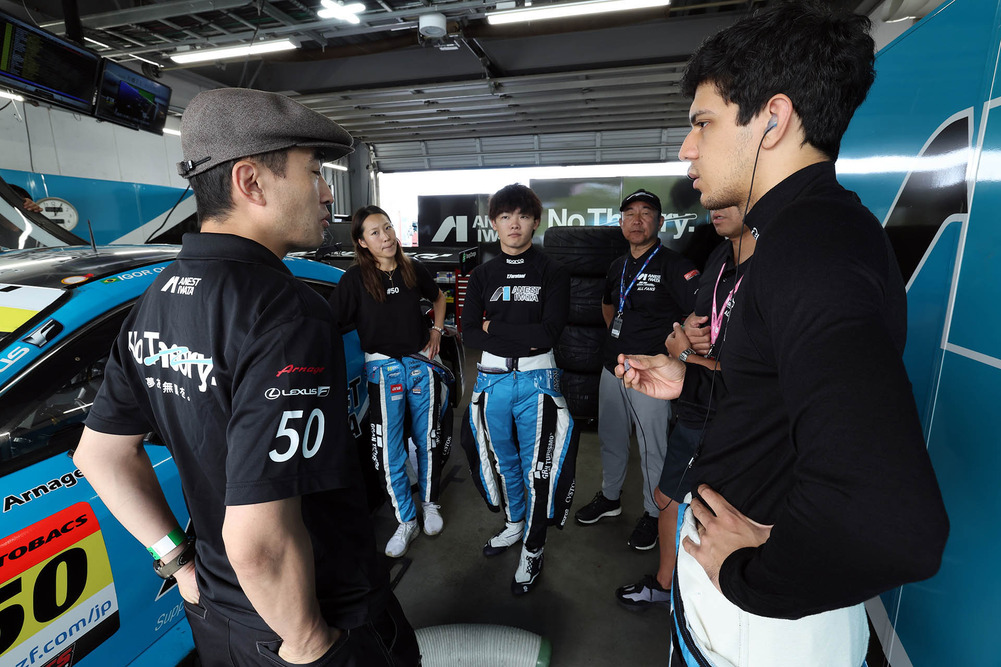 工程师天泽天二郎（左）、小山（左二）、古谷（中）、弗拉加（右）